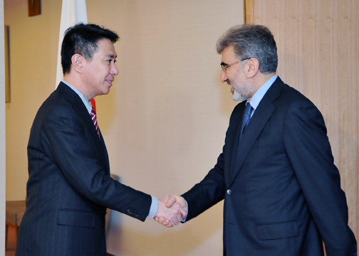 （写真）前原外務大臣とユルドゥズ・トルコ・エネルギー天然資源大臣との談話