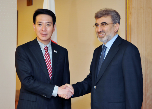 （写真）前原外務大臣とユルドゥズ・トルコ・エネルギー天然資源大臣との談話