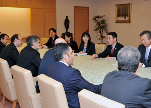 （写真）前原外務大臣とユルドゥズ・トルコ・エネルギー天然資源大臣との談話