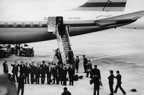 The first members of Japan Overseas Cooperation Volunteers leaving Japan from Haneda Airport (Photo: JICA)