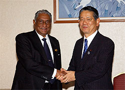 photo(Foreign Minister Machimura and Foreign Minister Lakshman Kadirgamar)