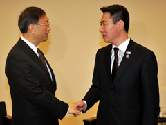 (photo) Foreign Minister Maehara shaking hanks with Dr. Yang, Minister of Foreign Affairs of China