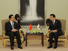 (photo) Prime Minister Kan holding talks with President Hu of China