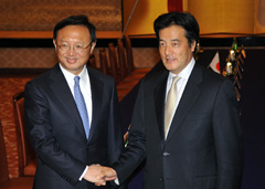 (photo) Foreign Minister Katsuya Okada and Minister Yang Jiechi of China's Ministry of Foreign Affairs