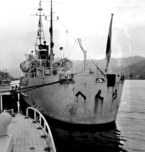 銃撃された日本の海上保安庁の巡視船(1953年7月)(写真提供：読売新聞社)