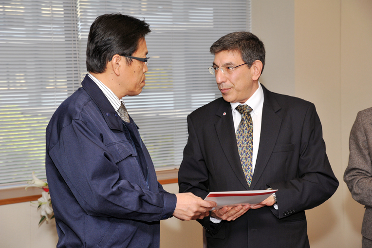 (Photo:Meeting between Mr. Chiaki Takahashi, State Secretary for Foreign Affairs, and H.E. Mr. Jonathan Fried, Ambassador of Canada to Japan 1)