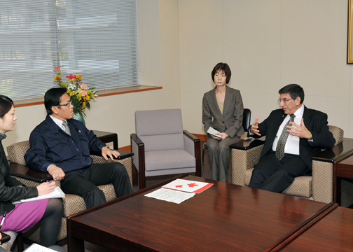 (Photo:Meeting between Mr. Chiaki Takahashi, State Secretary for Foreign Affairs, and H.E. Mr. Jonathan Fried, Ambassador of Canada to Japan 2)