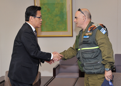 (Photo:Courtesy Call on Mr. Chiaki Takahashi, State Secretary for Foreign Affairs, by the Medical Assistance Team of Israel)