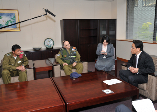 (Photo:Courtesy Call on Mr. Chiaki Takahashi, State Secretary for Foreign Affairs, by the Medical Assistance Team of Israel)