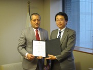 (Photo:Courtesy Call on Parliamentary Vice-Minister for Foreign Affairs Ikuo Yamahana by Ambassador of the Republic of Guatemala to Japan (Acceptance of Relief Supplies from the Republic of Guatemala))