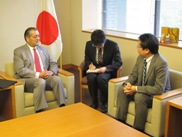 (Photo:Courtesy Call on Parliamentary Vice-Minister for Foreign Affairs Ikuo Yamahana by Ambassador of the Republic of Guatemala to Japan (Acceptance of Relief Supplies from the Republic of Guatemala))
