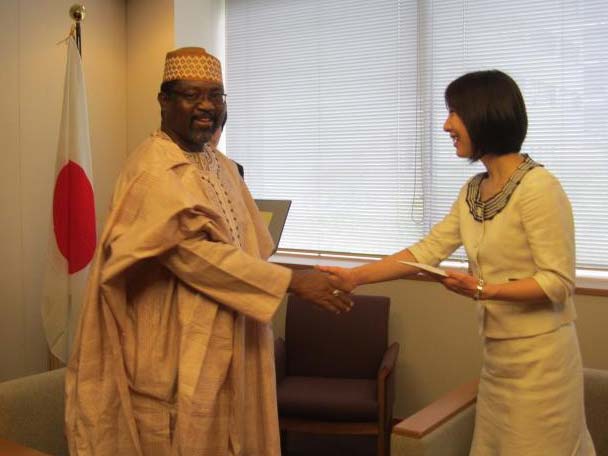 (Photo:Courtesy Call on Ms. Makiko Kikuta, Parliamentary Vice-Minister for Foreign Affairs, by H.E. Mr. Godwin Nsude Agbo, Ambassador of the Federal Republic of Nigeria to Japan (Donation of Relief Money from the Federal Republic of Nigeria))