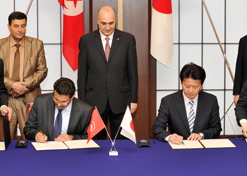 (Photo)A signing ceremony for the "Joint Statement between the Ministers for Foreign Affairs of Japan and of the Republic of Tunisia"