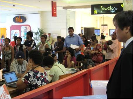(Photo)Vice-Minister Nakano visiting a temporary registration desk for electors (Suva city)