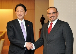 Meeting between Mr. Fumio Kishida, Minister for Foreign Affairs, and H.R.H. Prince Salman bin Hamad Al Khalifa, Crown Prince of the Kingdom of Bahrain (1)