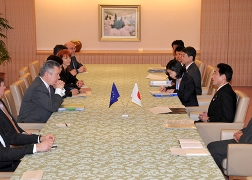 Minister Kishida’s Meeting with Mr. Karel De Gucht, the European Commissioner for Trade (2)