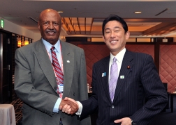 Meeting between Foreign Minister Fumio Kishida and H.E. Dr. Giorgis Teklemikael, Minister of National Development of the State of Eritrea (1)