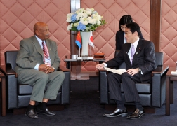 Meeting between Foreign Minister Fumio Kishida and H.E. Dr. Giorgis Teklemikael, Minister of National Development of the State of Eritrea (2)