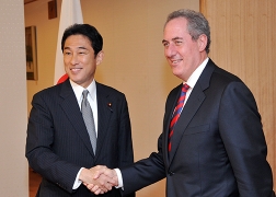 Foreign Minister Kishida’s meeting with USTR Froman 1