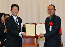 (Photo) Mr. Ittiwat Suriyamart (of Thailand) accepts his certificate