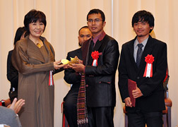 (Photo) Mr. Ockto Baringbing and Mr. Muhammad Fathanatul Haq (of Indonesia) accept their trophy