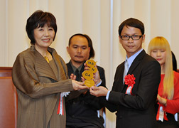 (Photo) Mr. Kosin Jeenseekong (of Thailand) accepts his trophy