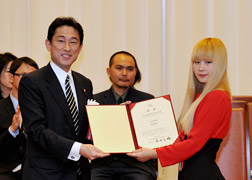 (Photo) Ms. Yao Wei (of China) accepts her certificate