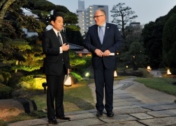 Working Dinner between Foreign Minister Kishida and Foreign Minister Frans Timmermans of the Netherlands(2)