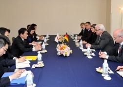 Meeting between Mr. Fumio Kishida, Minister for Foreign Affairs, and H.E. Dr. Frank-Walter Steinmeier, Federal Foreign Minister of the Federal Republic of Germany(2)