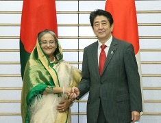 Prime Minister Shinzo Abe shaking hands with Prime Minister Sheikh Hasina (Photos: Cabinet Public Relations Office)