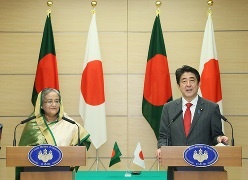 The two leaders holding a joint press conference after their meeting (Photos: Cabinet Public Relations Office)
