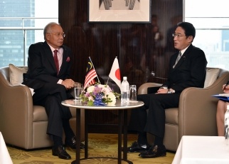 Foreign Minister Fumio Kishida Pays a Courtesy Call on the Prime Minister of Malaysia 2