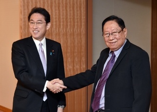 Foreign Minister Fumio Kishida Receives a Courtesy Call from Mr. Nyan Win, NLD Central Executive Committee Member and Spokesman 1