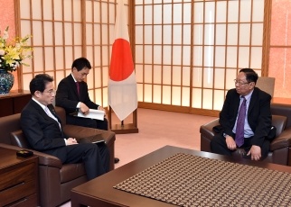 Foreign Minister Fumio Kishida Receives a Courtesy Call from Mr. Nyan Win, NLD Central Executive Committee Member and Spokesman 2