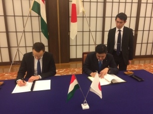 Signing of the Japan-Hungary Working Holiday Agreement 1