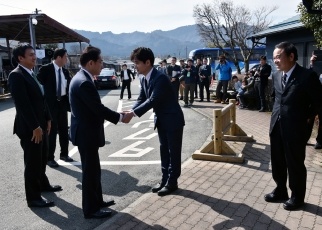 Foreign Minister Fumio Kishida shaking hands with Takamori Town Mayor Taisei Kusamura