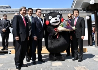 Minister Kishida and other ministers taking photos alongside Kumamon