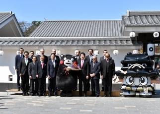 Minister Kishida posing for a photo with the diplomatic corps, the Governor of Kumamoto Prefecture, the Mayor of Kumamoto City, Kumamon and Higomaru at Josaien