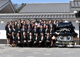 Minister Kishida posing for a photo with Chinese students visiting Japan under the Asia youth exchange programme