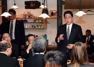 Minister Kishida exchanging views on the theme