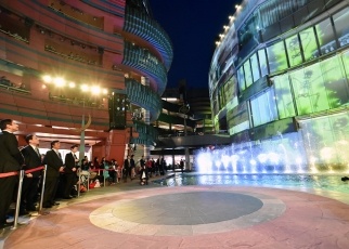 Minister Kishida visiting Canal City Hakata