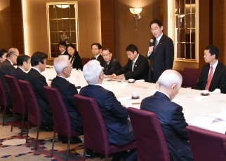 Minister Kishida exchanging views