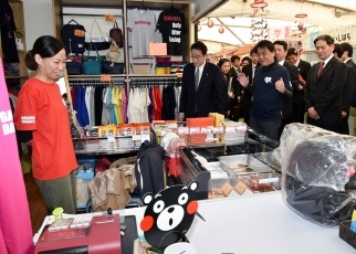 Minister Kishida inspecting the Reconstruction Food Village