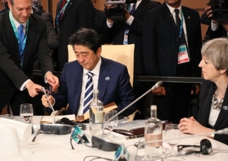 photo7: Signature of Statement by Prime Minitser Abe