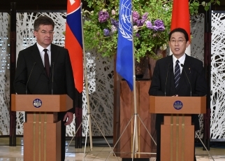 (photo2) Foreign Minister Fumio Kishida Holds Luncheon Meeting with the President of the 72nd Session of the United Nations General Assembly