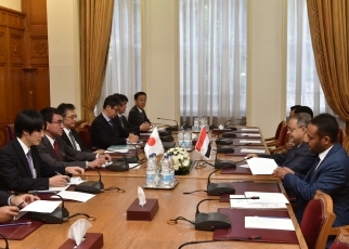 photo2: Foreign Minister Taro Kono Meets with the Vice Prime Minister and Foreign Minister of Yemen