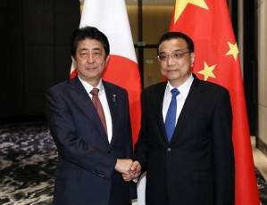 Prime Minister shaking hands with the Premier of the State Council of China