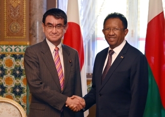 Foreign Minister Kono Pays a Courtesy Call on the President of the Republic of Madagascar 1