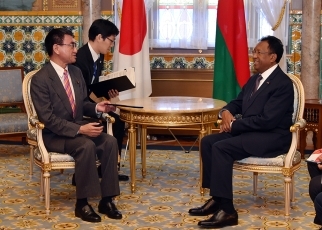 Foreign Minister Kono Pays a Courtesy Call on the President of the Republic of Madagascar 2