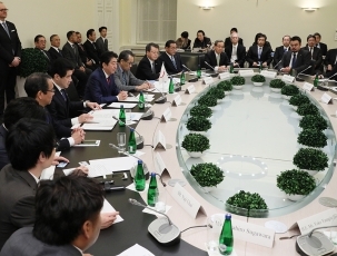 (Photo 2) Photograph of the expanded summit meeting with Japanese businesses